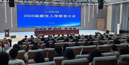 扎根地方沃土，賦能數(shù)智未來 藝術設計學院舉辦2025級新生專業(yè)教育與文化藝術交流活動
